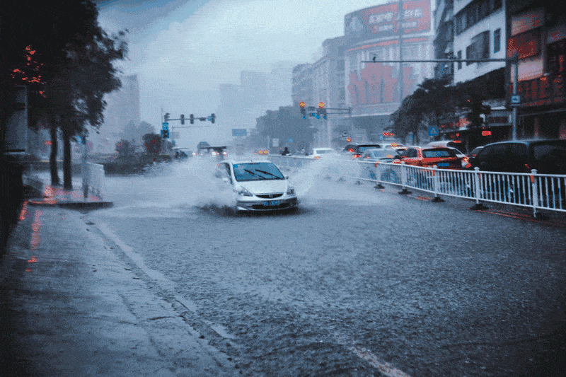 除了被偷雨伞,雨天  还有一个深恶痛绝的经历,那就是被车呲一身水