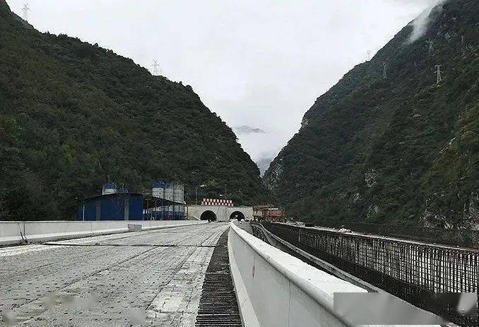 特大桥桩基位于平武县深山峡谷河道之中,年年遭遇暴雨袭击,洪灾频发