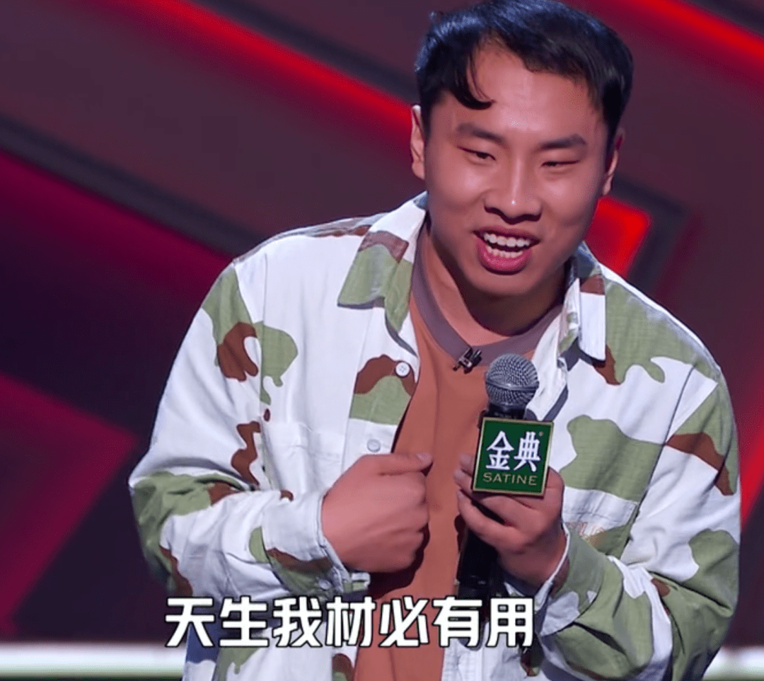 笑起来占了半张脸的嘴巴,头顶那一撮被他称为「克什米尔」地区的碎发