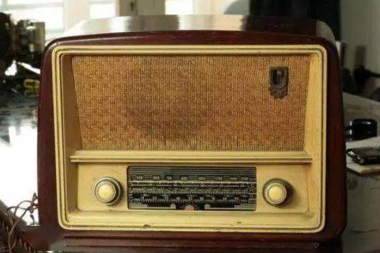 见证时代变迁老照片里的收音机