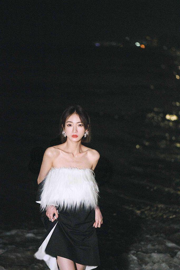 吴谨言海边大片温馨浪漫 毛绒抹胸裙秀香肩锁骨姿态动人