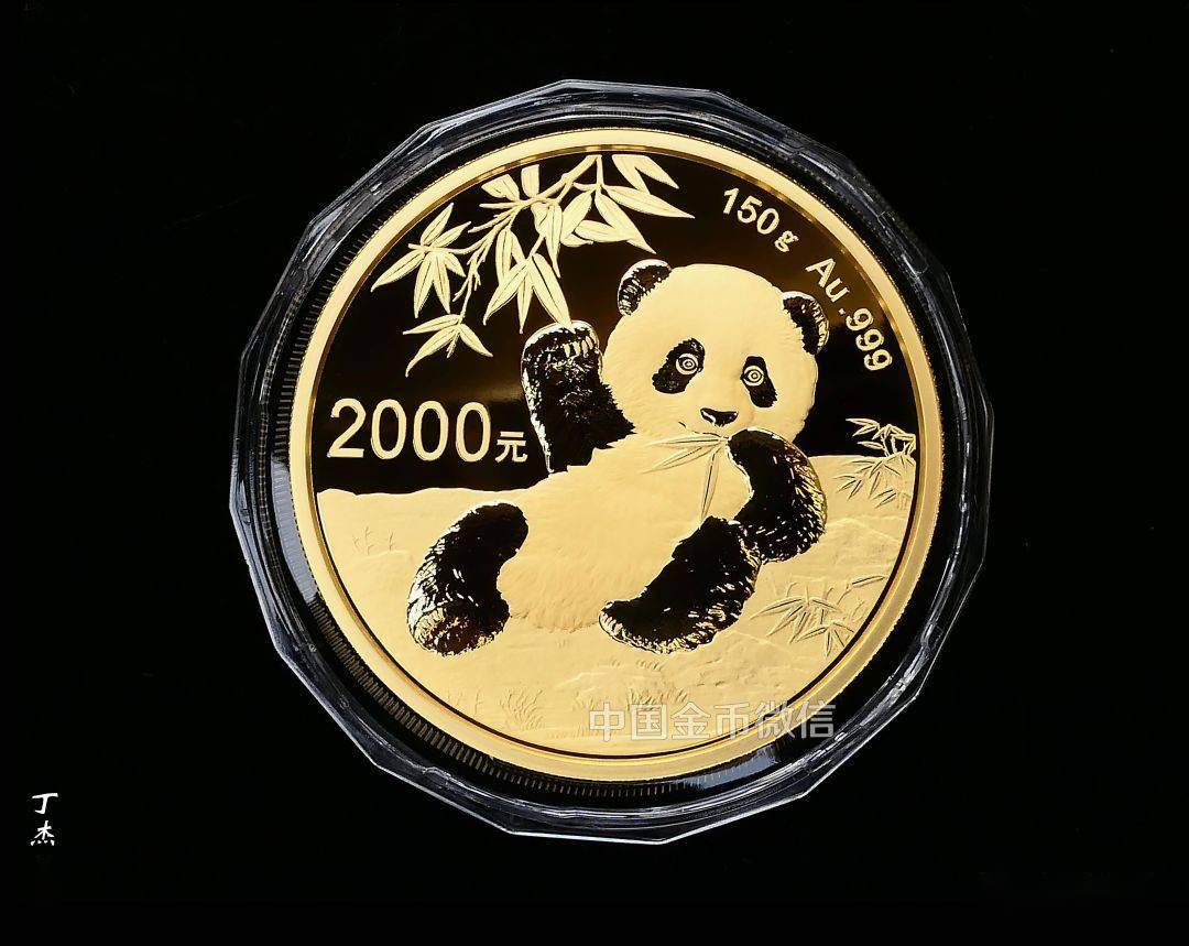 这一版熊猫币背面主景图案采用了幼年熊猫的全身形象 利用肢体语言