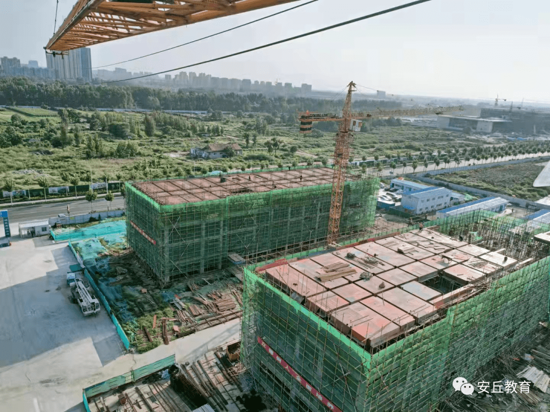 建设中的安丘市青云湖学校