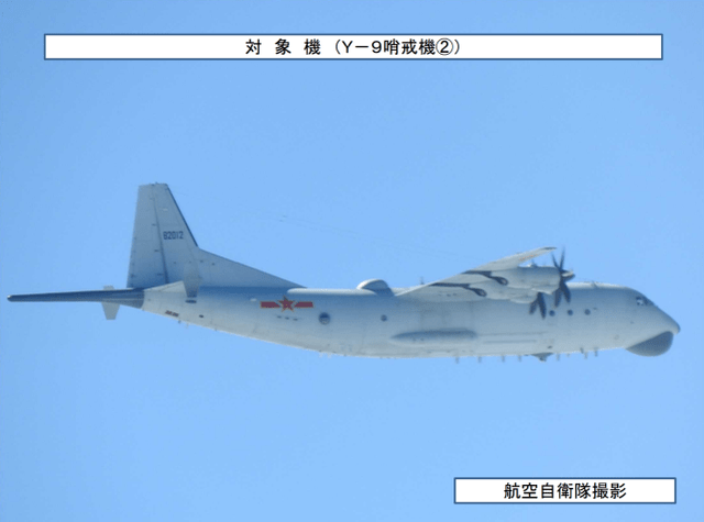 解放军军机同日出现在台湾南北空域