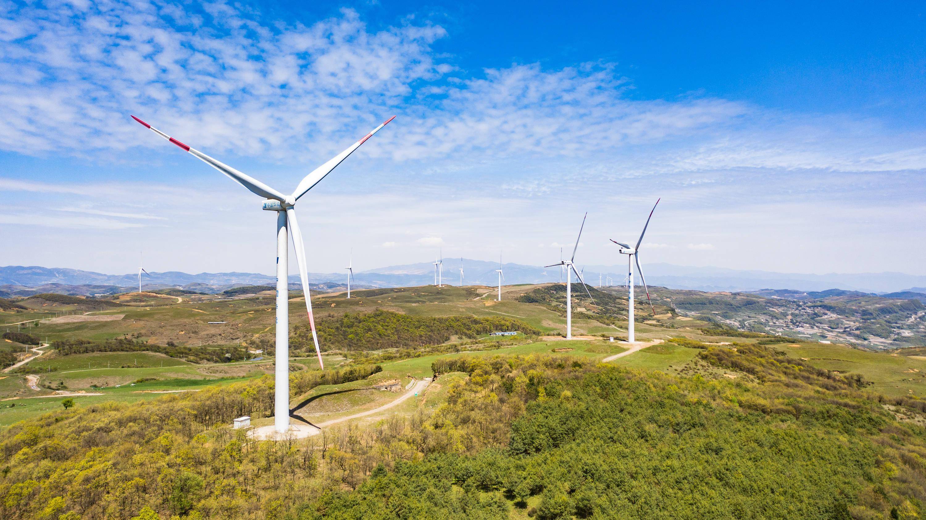 贵州省威宁彝族回族苗族自治县雪山镇的风力发电设备(2020年4月27日摄