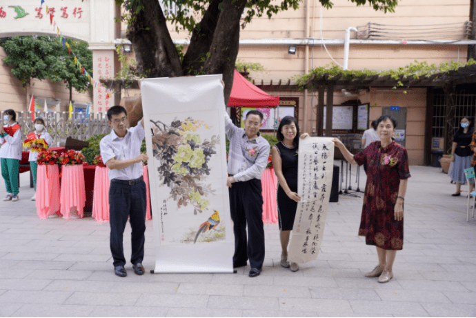72届高中校友黄耀伟向 母校赠送校庆书法作品