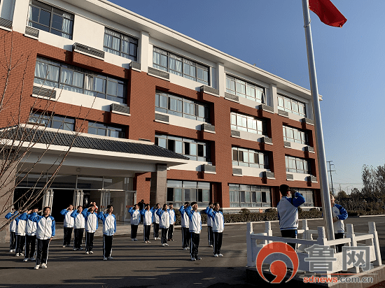 临沂涑河实验学校本部举行升旗仪式_师生