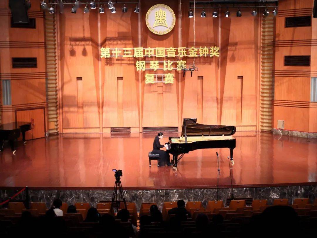 (点击图片查看"唐小舒简介)第十三届中国音乐金钟奖钢琴比赛"金钟奖"