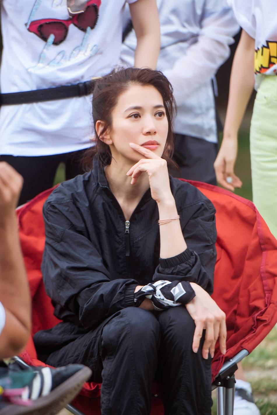 发型包文婧和谢娜换发型？麻花辫和丸子头青春靓丽，袁咏仪气场也不输