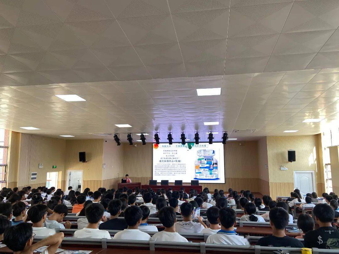 宁远县三中9月24日,志愿者杨亚军在宁远县三中宣讲,300人参加.