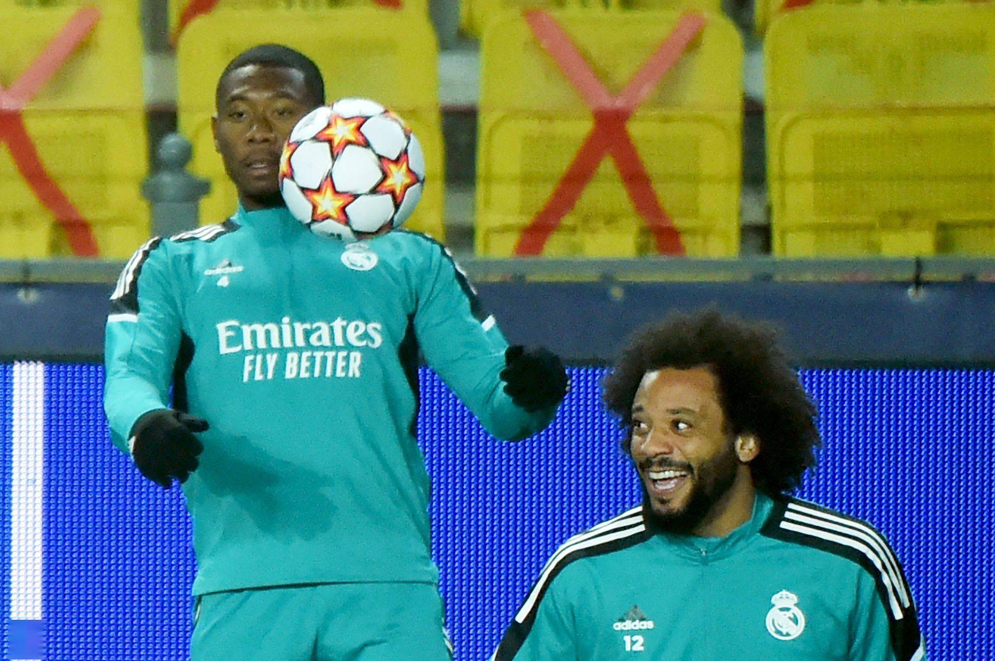 11月23日,皇家马德里队球员马塞洛(右)和阿拉巴在训练中.