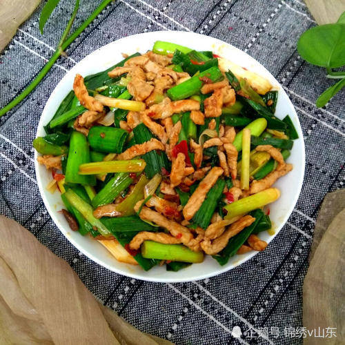 炒什么菜适合放蒜苗 9b98152f5cd349bdade3c68a5e90ba1e.jpeg