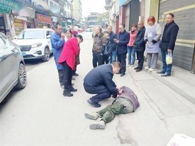 老人醉酒睡马路上 民警救助送他回家_水江