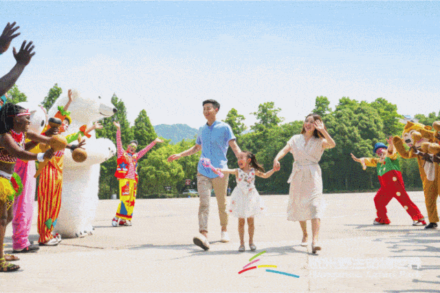 动物园为一站式家庭亲子乐园,拥有近200多种珍禽异兽,一万多只动物