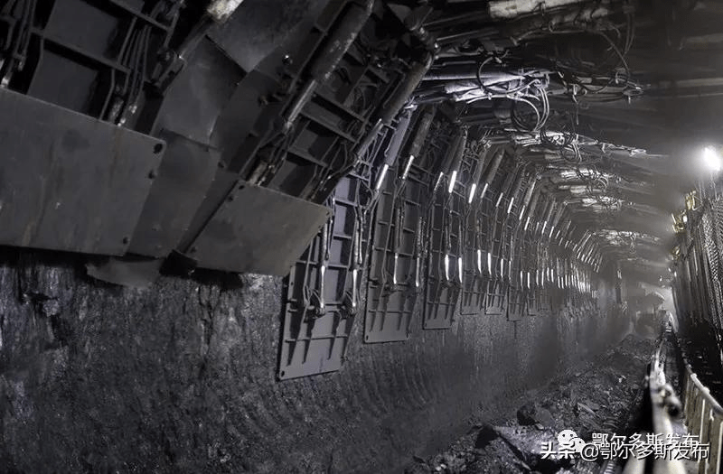 11月17日拍摄的国家能源神东煤炭集团上湾煤矿采煤现场.