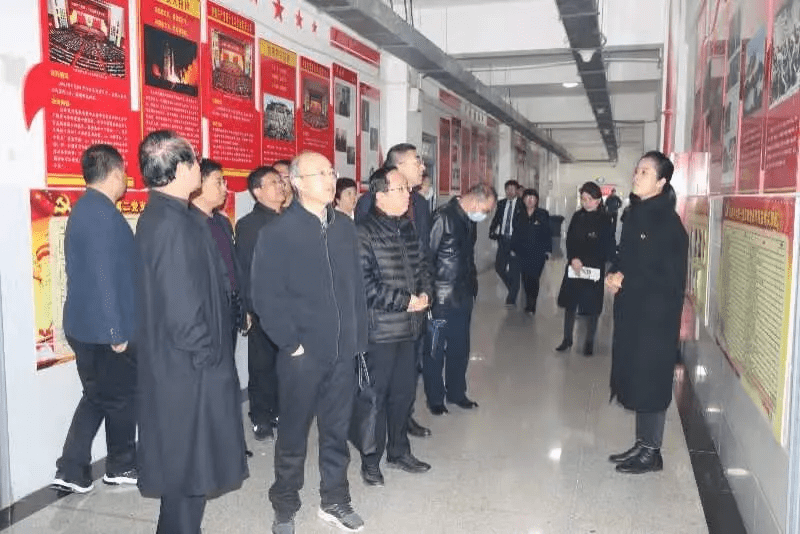 市政府教育督导室副主任督学闵渭安,区教育局党工委委员郭锋陪同.