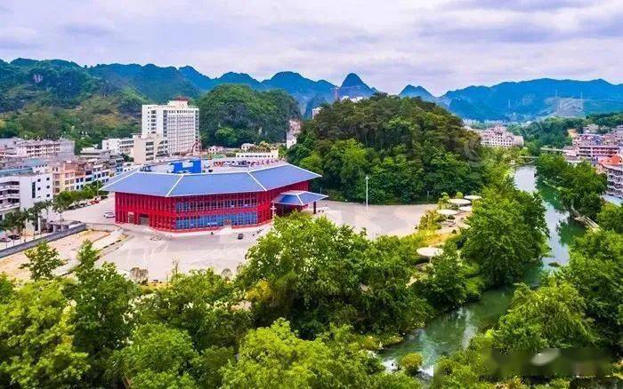 德保芳山文化园位于县城东部中心城区芳山路1号,坐落于象山街与德盛路