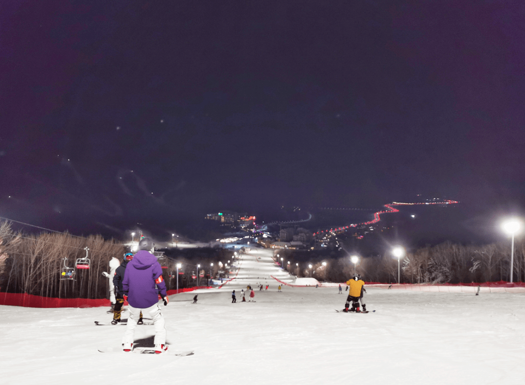 自驾:全程163公里,大约需要2小时14分 世茂莲花山滑雪场 夜场开放