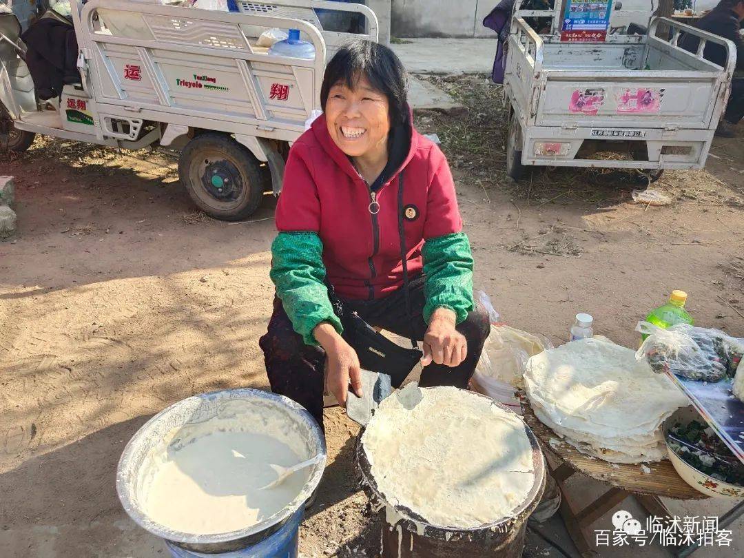 妈妈味道的摊煎饼酱香饼出锅了,来~张嘴知道这是在干嘛吗?