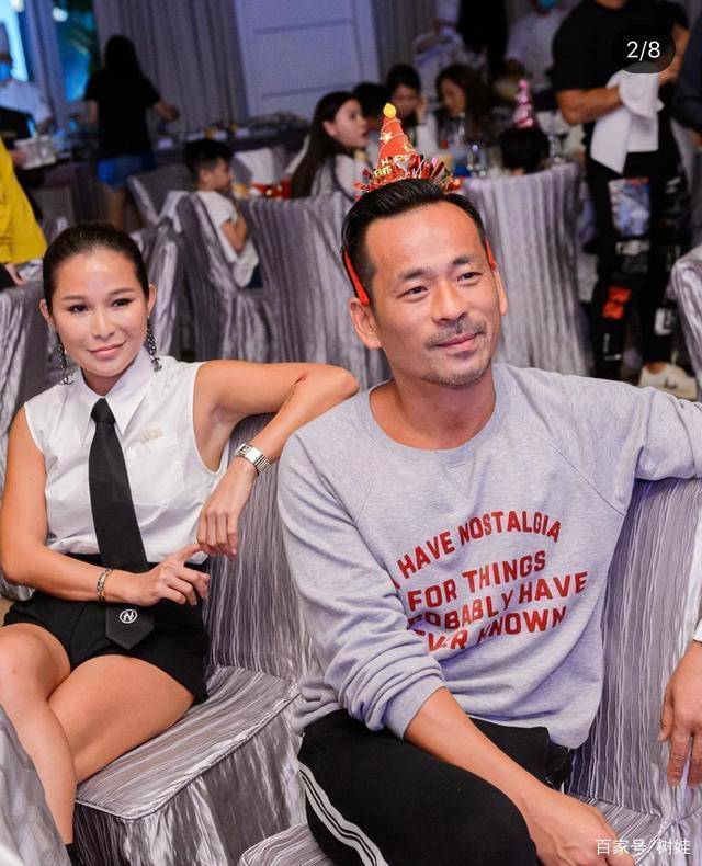 与妻子在人前都是模范夫妻的形象—洗米嫂见证了周焯华的发家致富