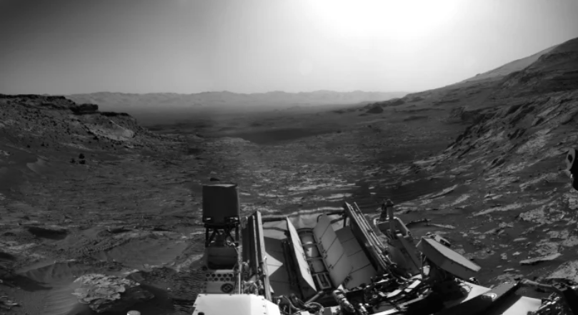 好奇号拍摄到一幅美丽的火星照片,像极了我们的家乡!