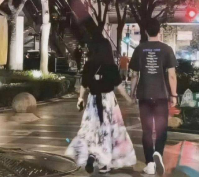 吴永恩现身新店开业典礼剪彩环节细节暴露修养王子文捡到宝了