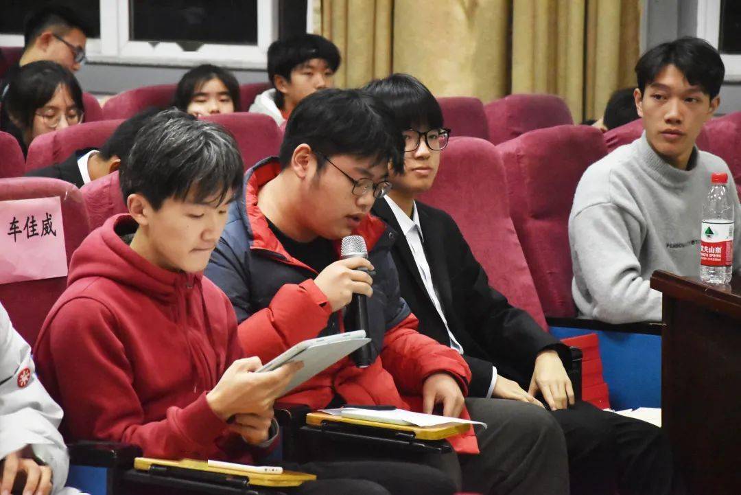 车佳威评委:华东交通大学校辩论队丁博计时员:林浩主席:魏双全他们