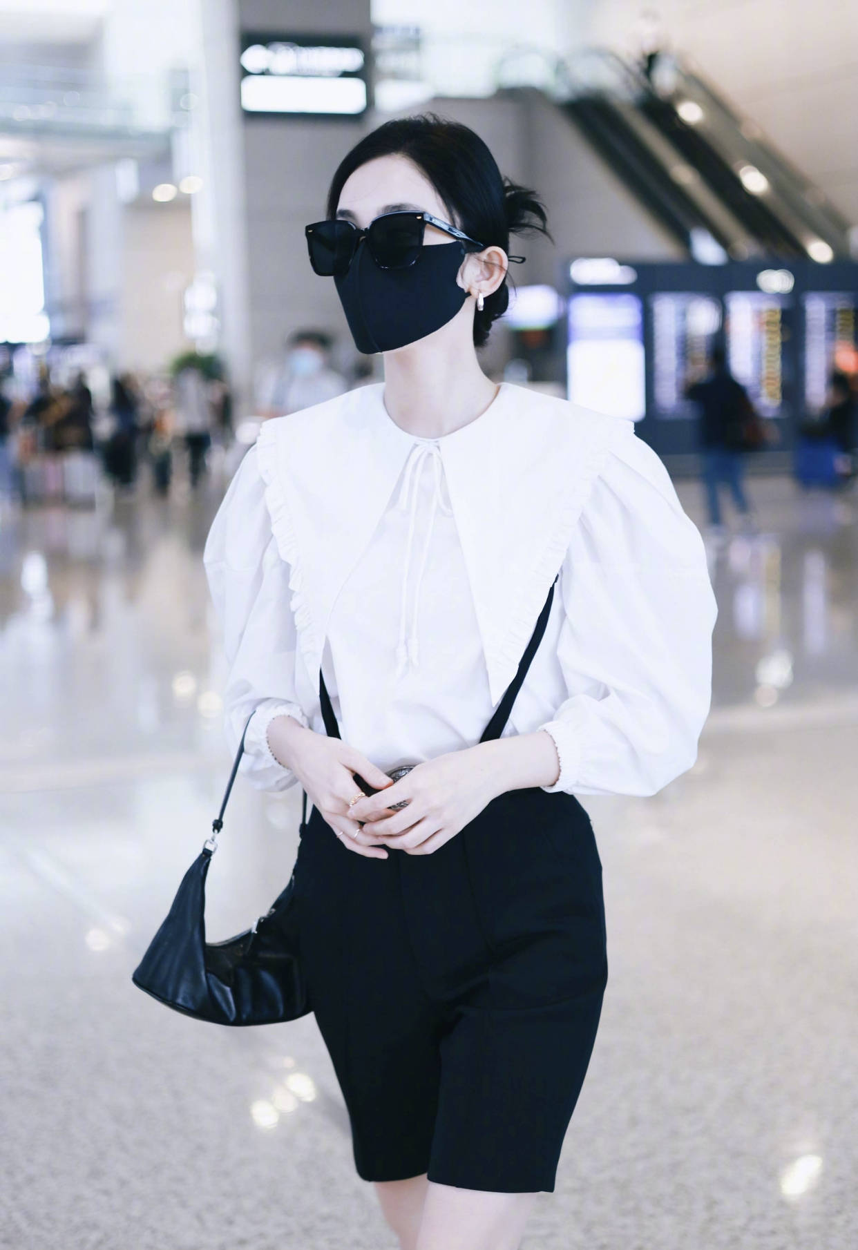 杀手锏 娜扎穿骑士靴霸气走机场,久违露面清新又时尚,大长腿成杀手锏