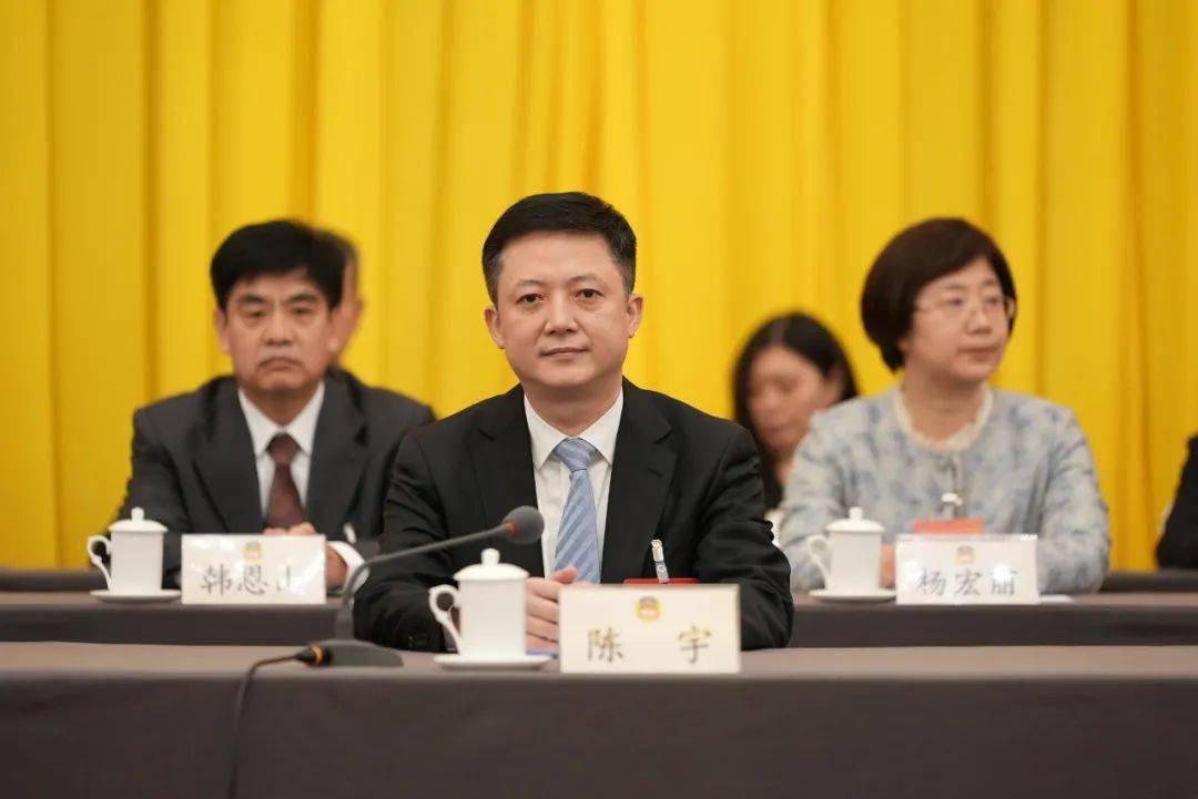 新一届区政协主席,副主席,秘书长与全体委员见面.