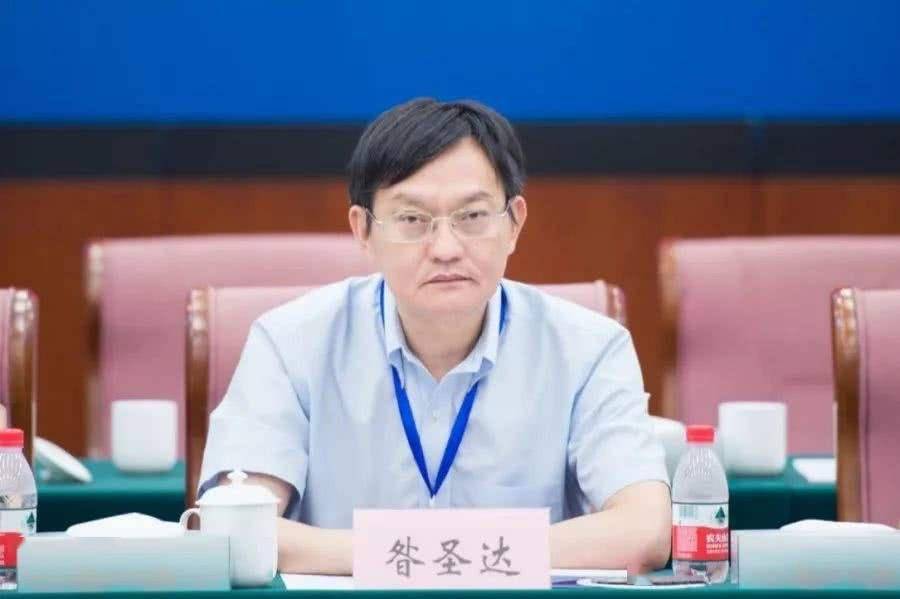 紧接着,昝圣达又想办法和港商合作创办了一家新服装绣品公司,将颇具