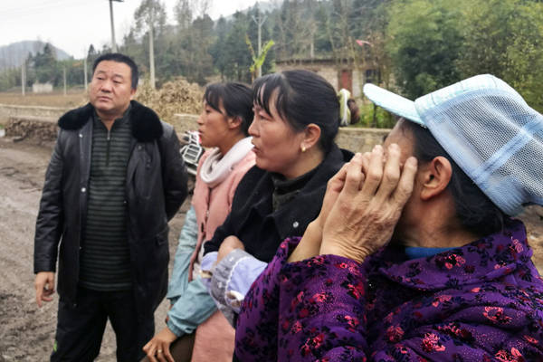驻村第一书记,检察官陶伟全程进行法律咨询,开展司法援助,组织村支