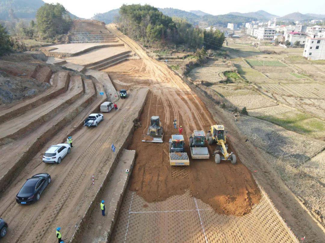 永新高速公路全线首件路基试验段顺利开工
