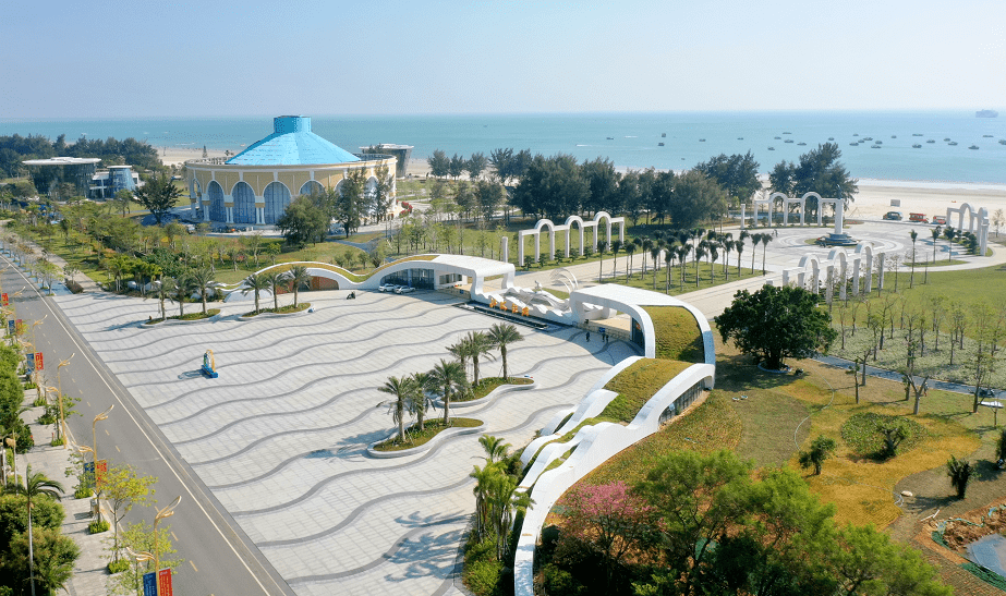 欢乐港湾大门大门采用层层叠浪拍打沙滩的滨海风光为元素,以连续海浪