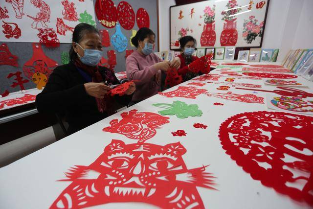 丰台区南苑街道棚改居民巧手剪出《百虎图》迎新年_剪纸_南区社区