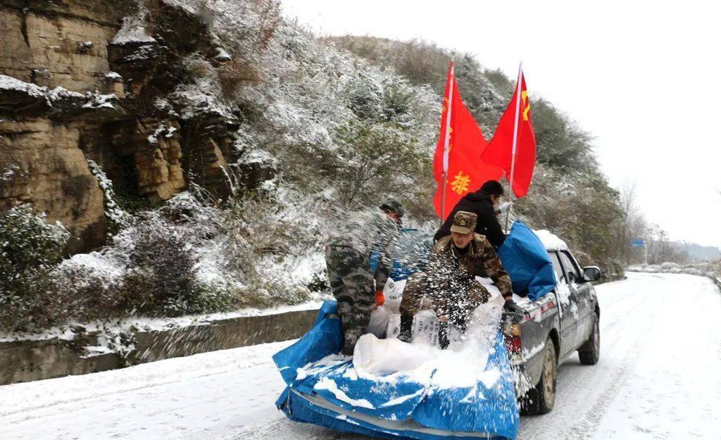 忠信镇党员干部带头抗雪凝保平安