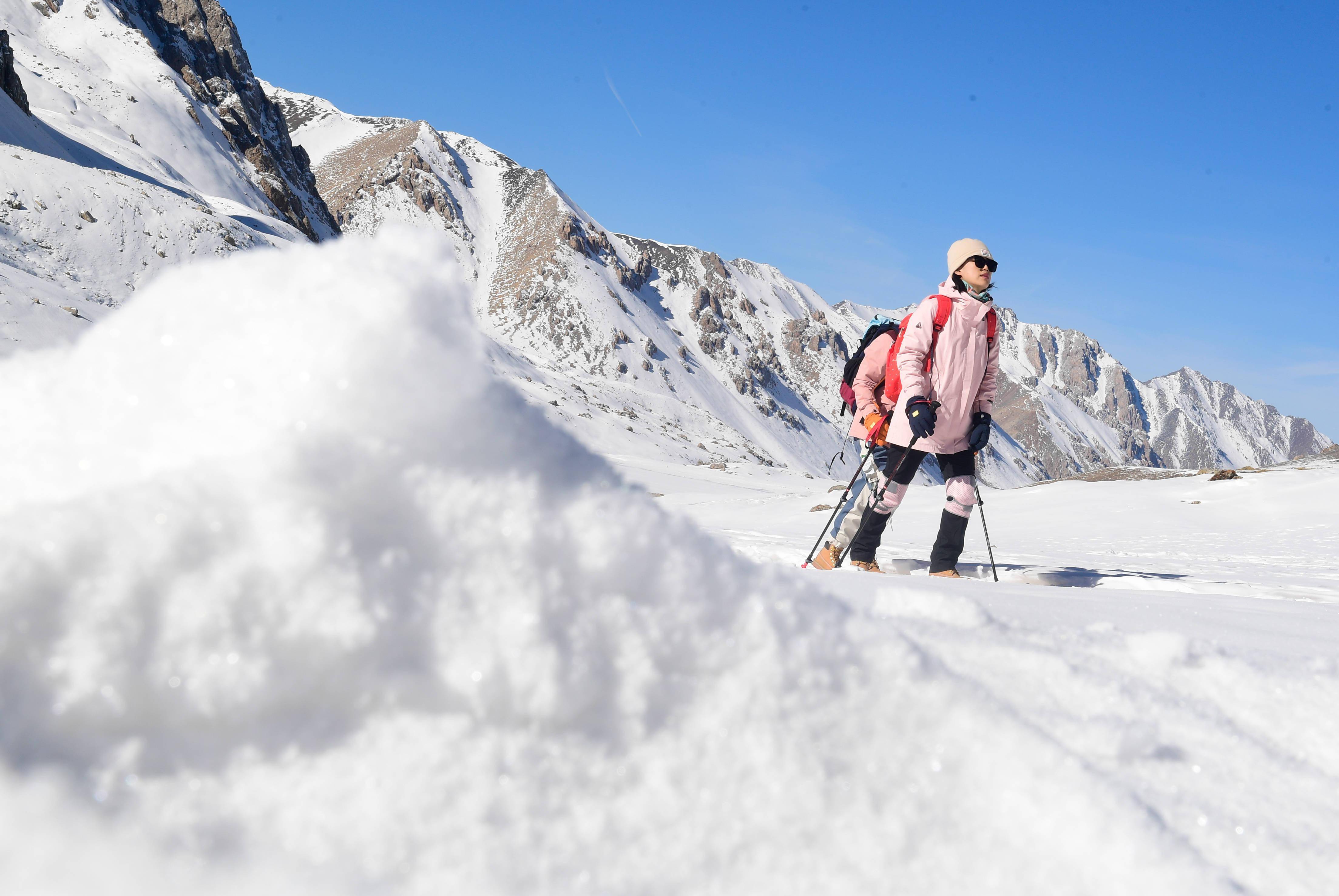 全民健身—登雪山 迎新年_雪峰_登山_新华社