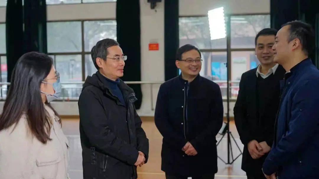 学校党委孙常强副书记在学工部部长潘进的陪同下到面试现场指导慰问