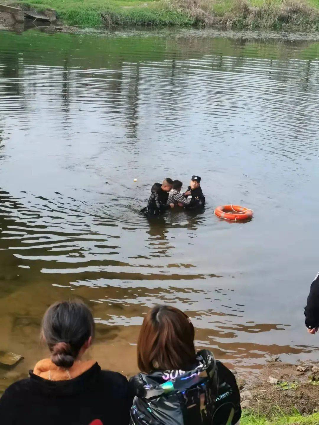 险河水即将淹没女子荣昌辅警下水救人