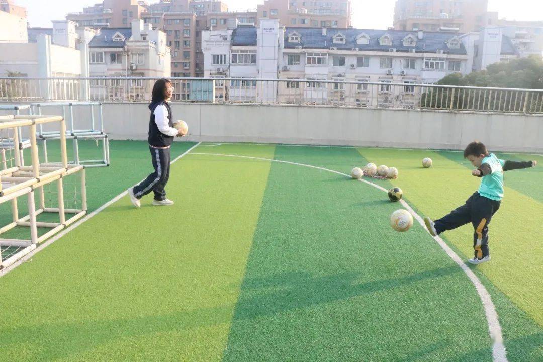 春波南苑幼儿园的宝贝们迎来了第六届冬季运动会暨迎足球嘉年华活动—