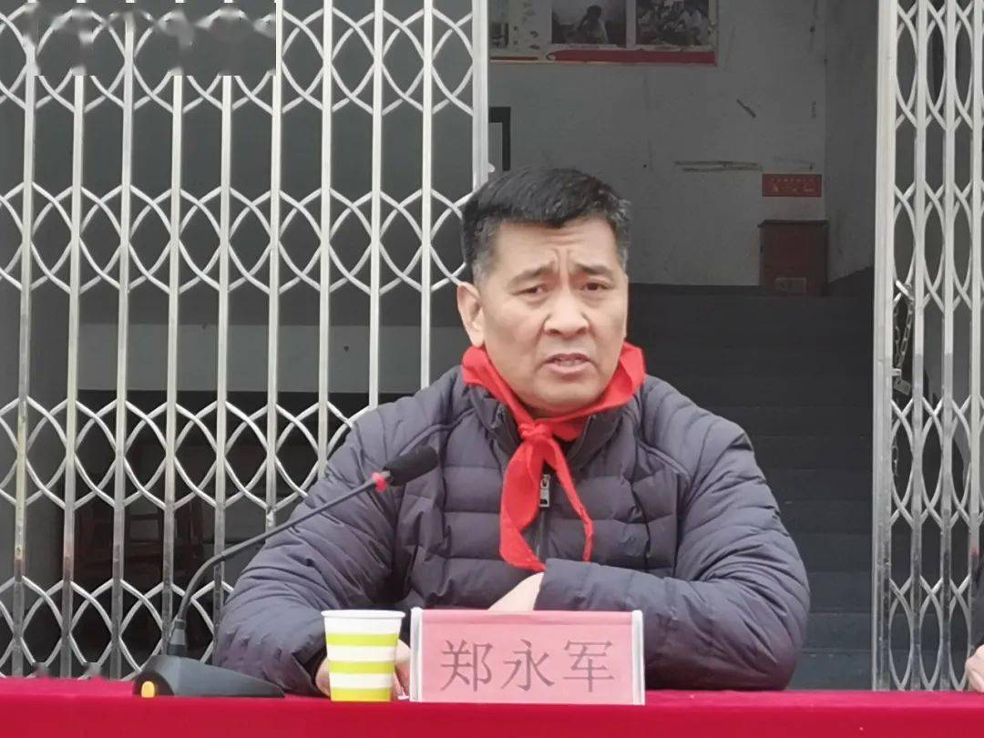 捐赠仪式过程中,郑永军把载有暖暖爱心的8万元现金交到李成军手中,并