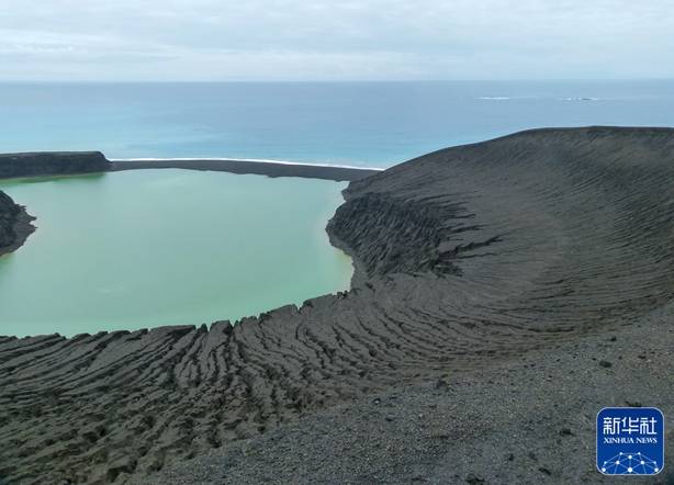 从卫星云图看,该岛火山喷发前后地形地貌发生了巨大变化.