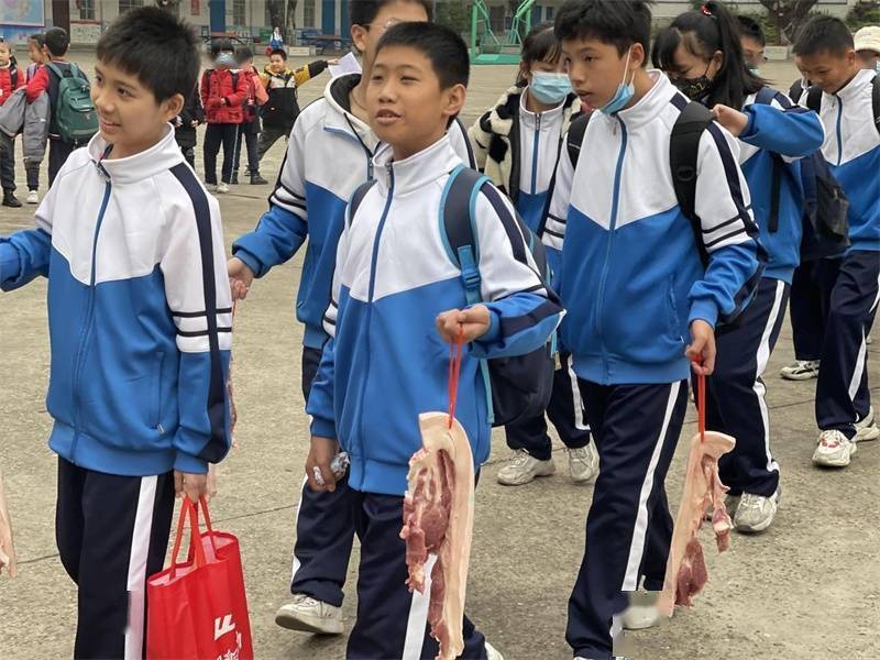 “蔗蔗高”“猪肉+青菜” 南宁多个小学放假仪式感满满