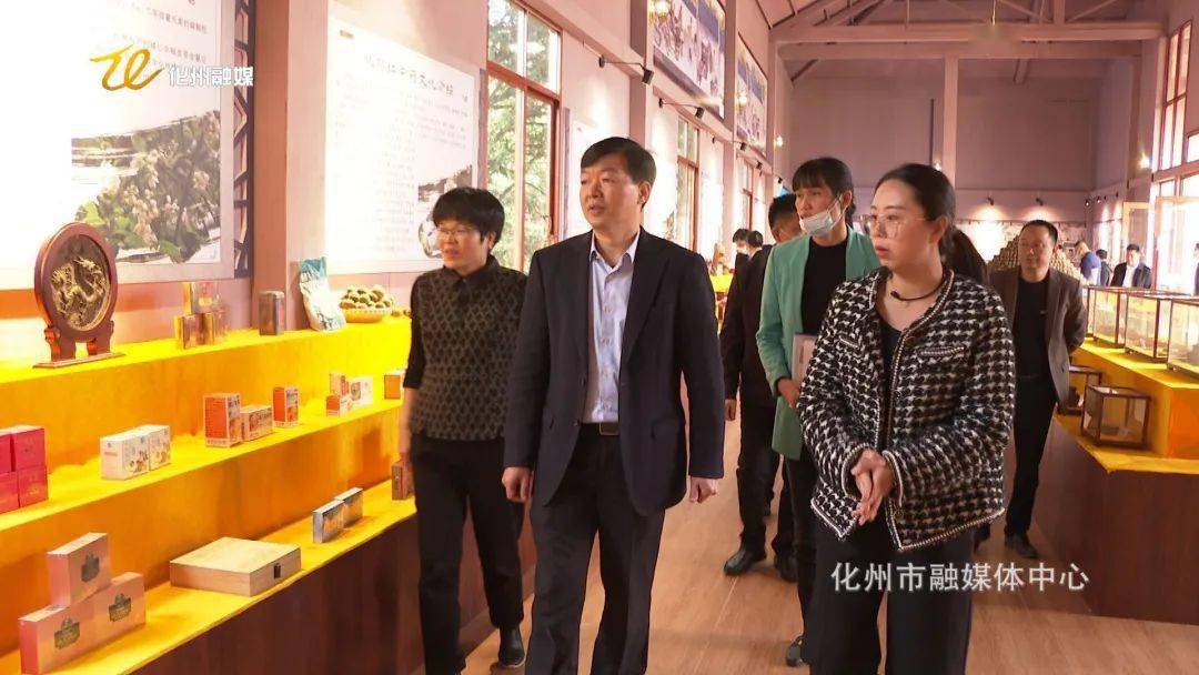 座谈会后,张惠灵一行还到该街道湖艳村新时代文明