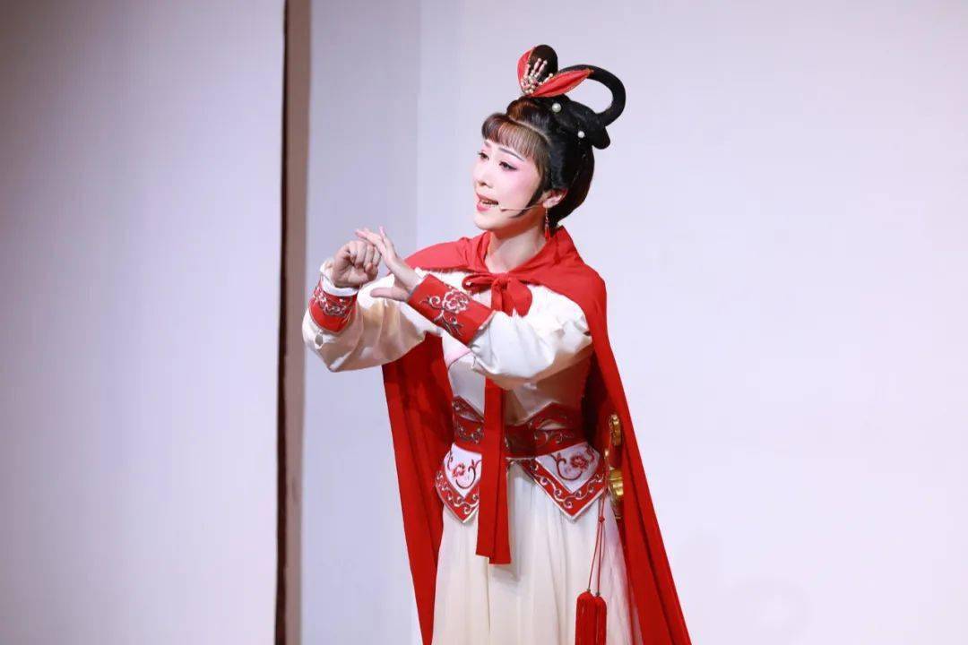 22日,23日晚,观众朋友们欣赏到上海越剧院尹袁版的《红楼梦》的驻演.