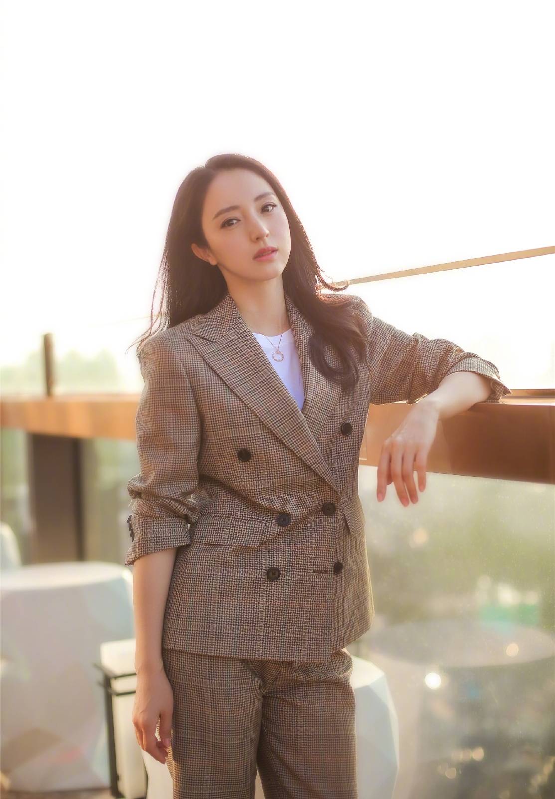 样式 41岁董璇逆生长,穿黑色泡泡袖连衣裙清爽大方,尽显少女气息