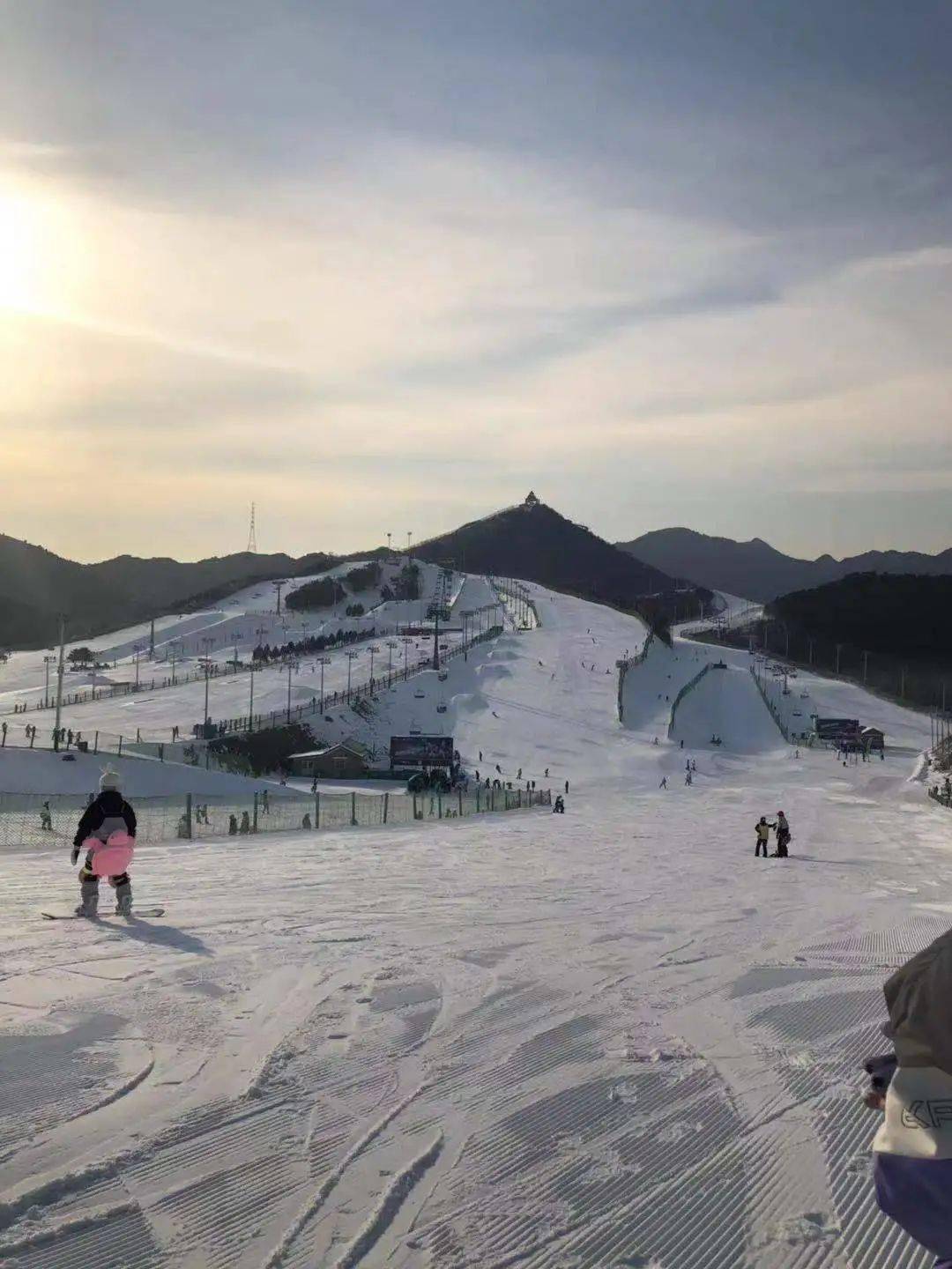 如果你觉得南山离你很远,那么位于海淀的西山滑雪场也是一个不错的