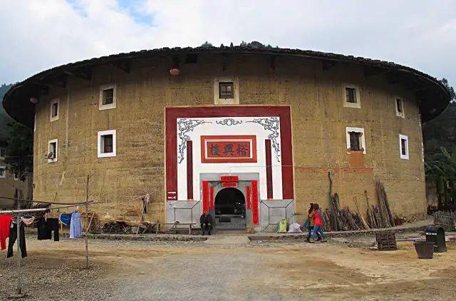 福建土楼的形成与历史上中原汉人几次著名大迁徙相关.