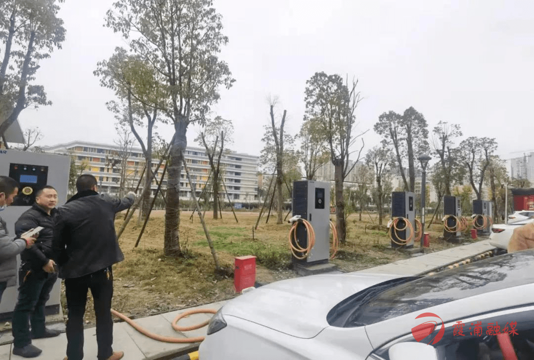 我县城区7个公共充电桩站点投入使用