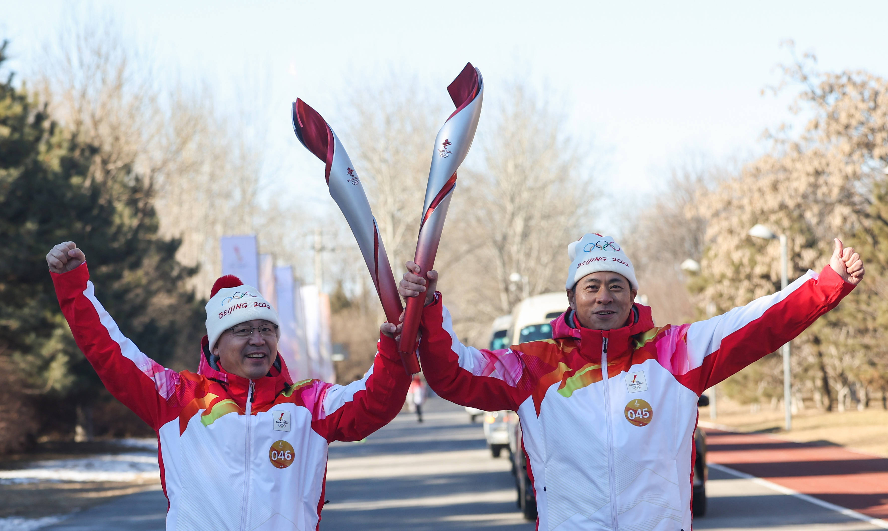 新华社照片,北京,2022年2月2日2月2日,火炬手崔景山(左)与裴岷山进行