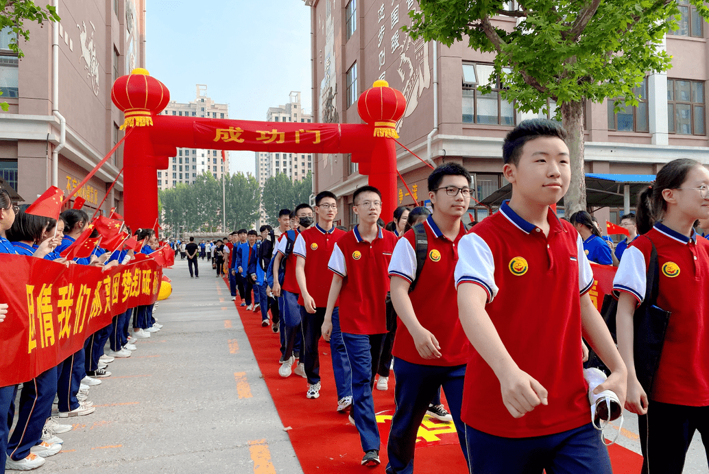 豪迈中学校长 李明华